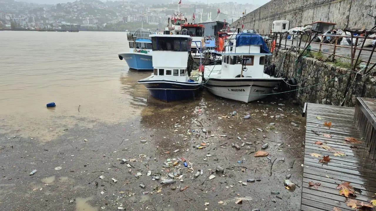 Zonguldak’ta yağış sonrası deniz çamur rengini aldı