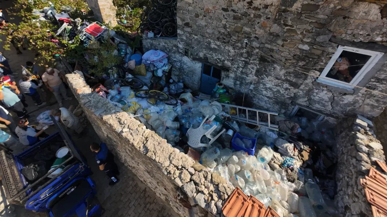 Datça’da bir evden 5 ton çöp çıktı