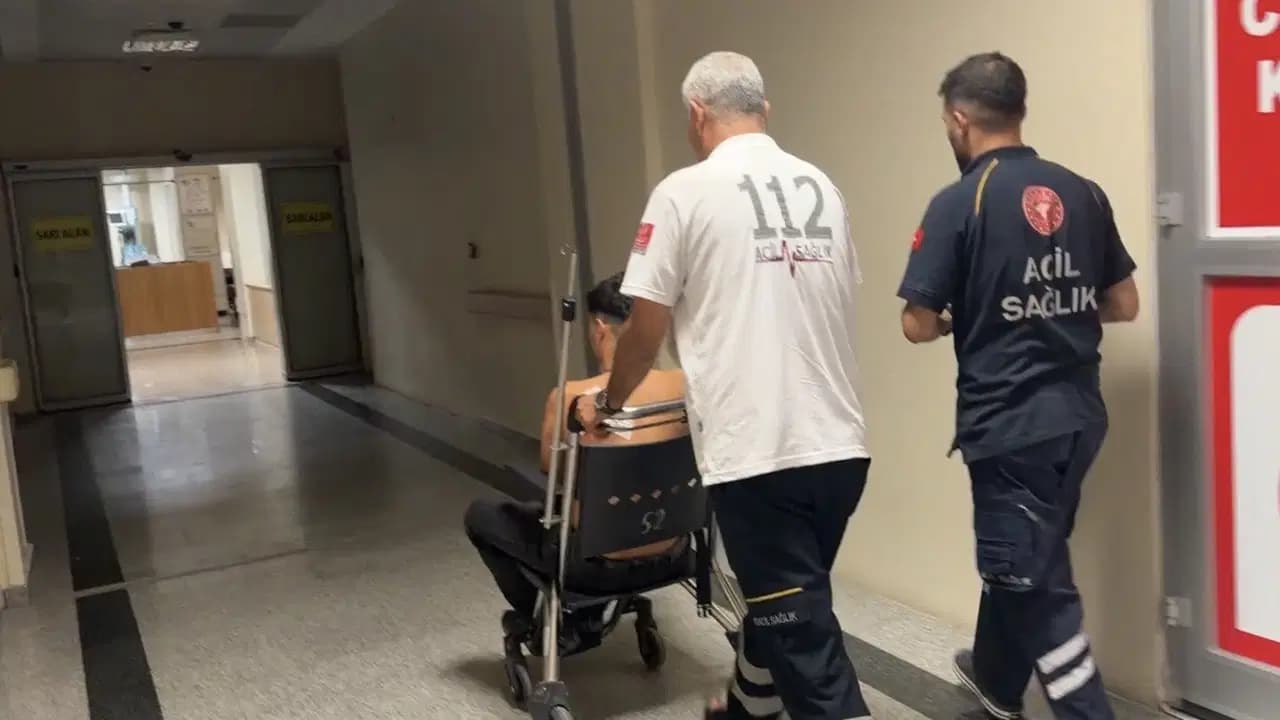 'Doğruluk mu, cesaret mi' oyunu hastanede bitti: Birbirlerini bıçakladılar