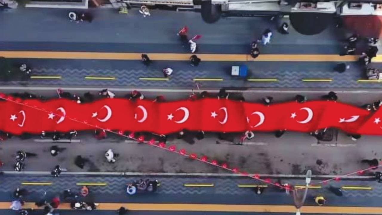 Samsun’da 1919 metrelik Türk bayrağıyla Cumhuriyet yürüyüşü
