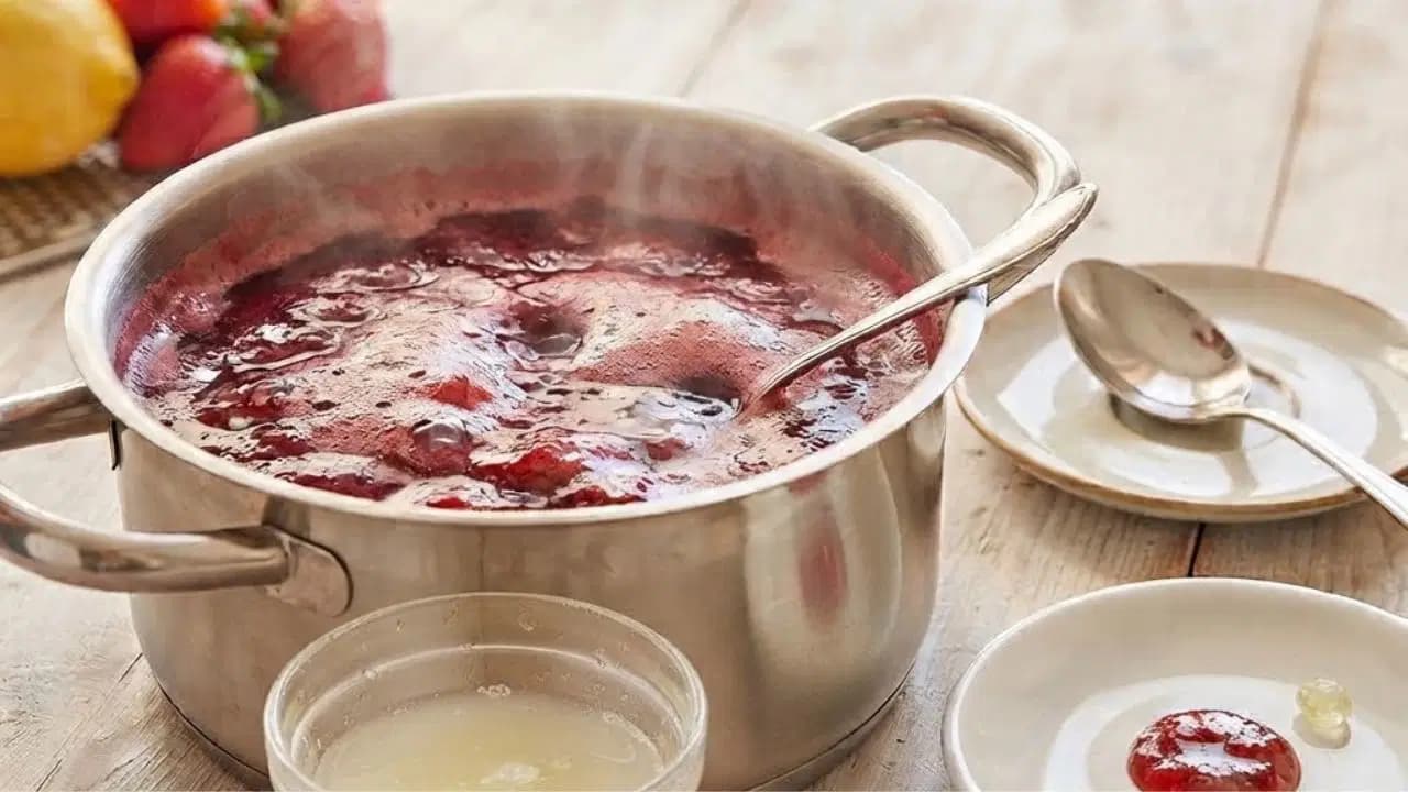 Yıllarca şekerlenmeyen ve rengi kararmayan kışlık reçelin sırrı: O bir damla limon ne zaman konur?