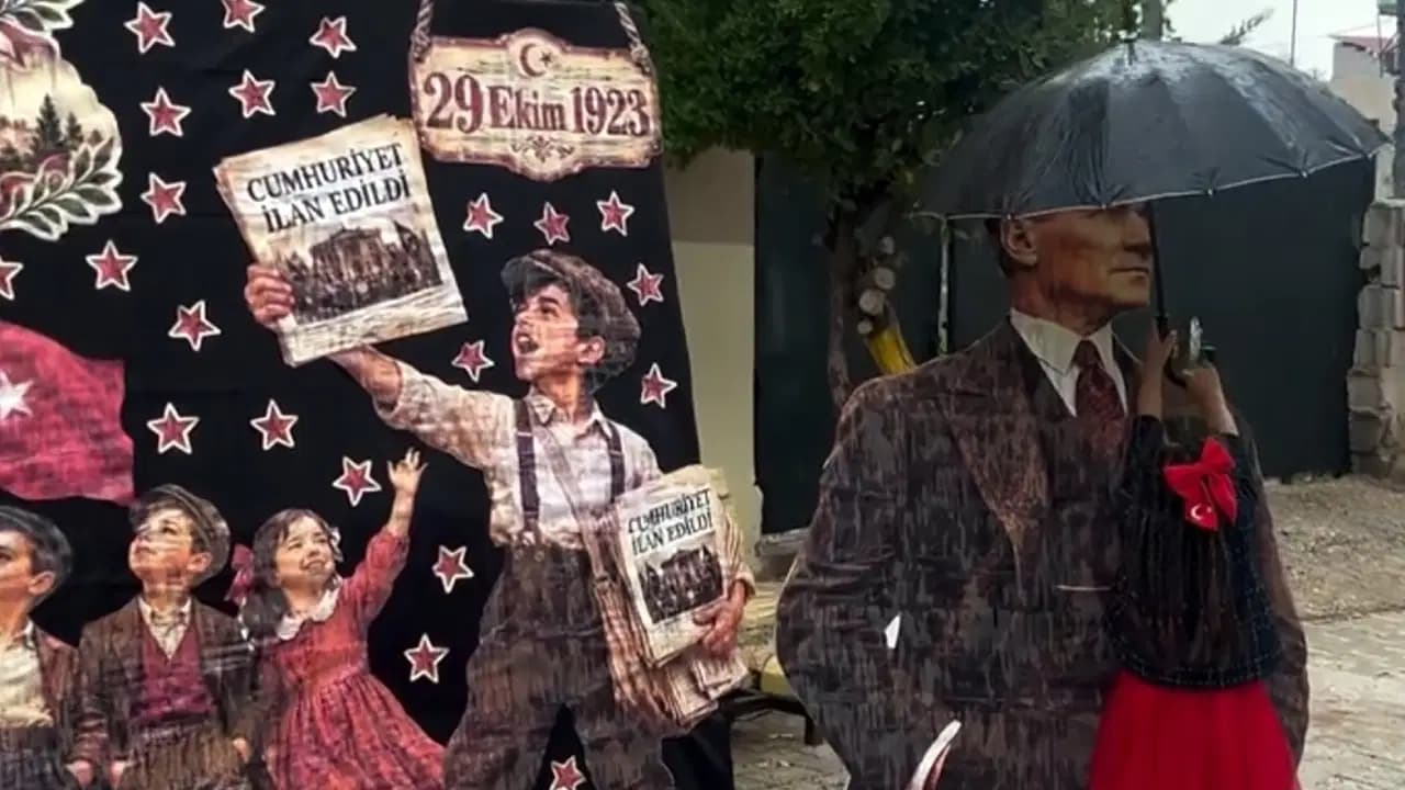 Hatay'da 29 Ekim töreninde duygulandıran görüntü: Atatürk maketini şemsiyesiyle korudu