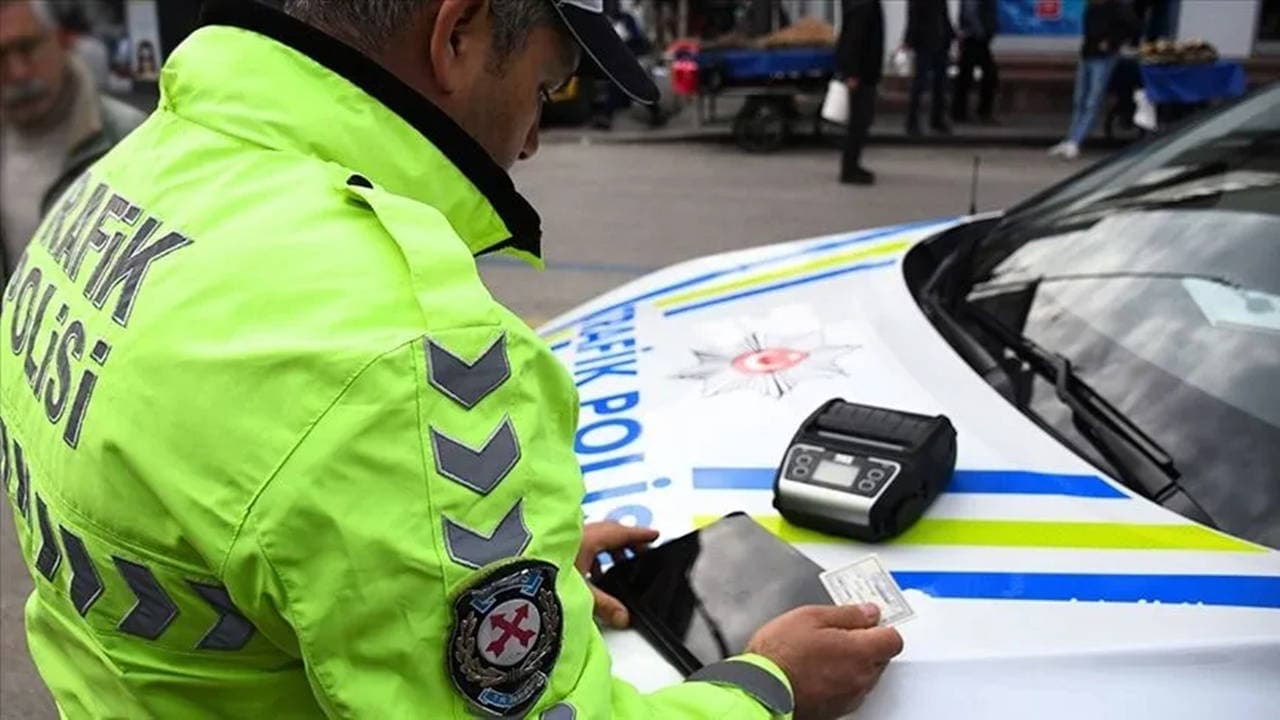 Afyonkarahisar'da 'dur' ihtarına uymayan hükümlüye 440 bin lira ceza