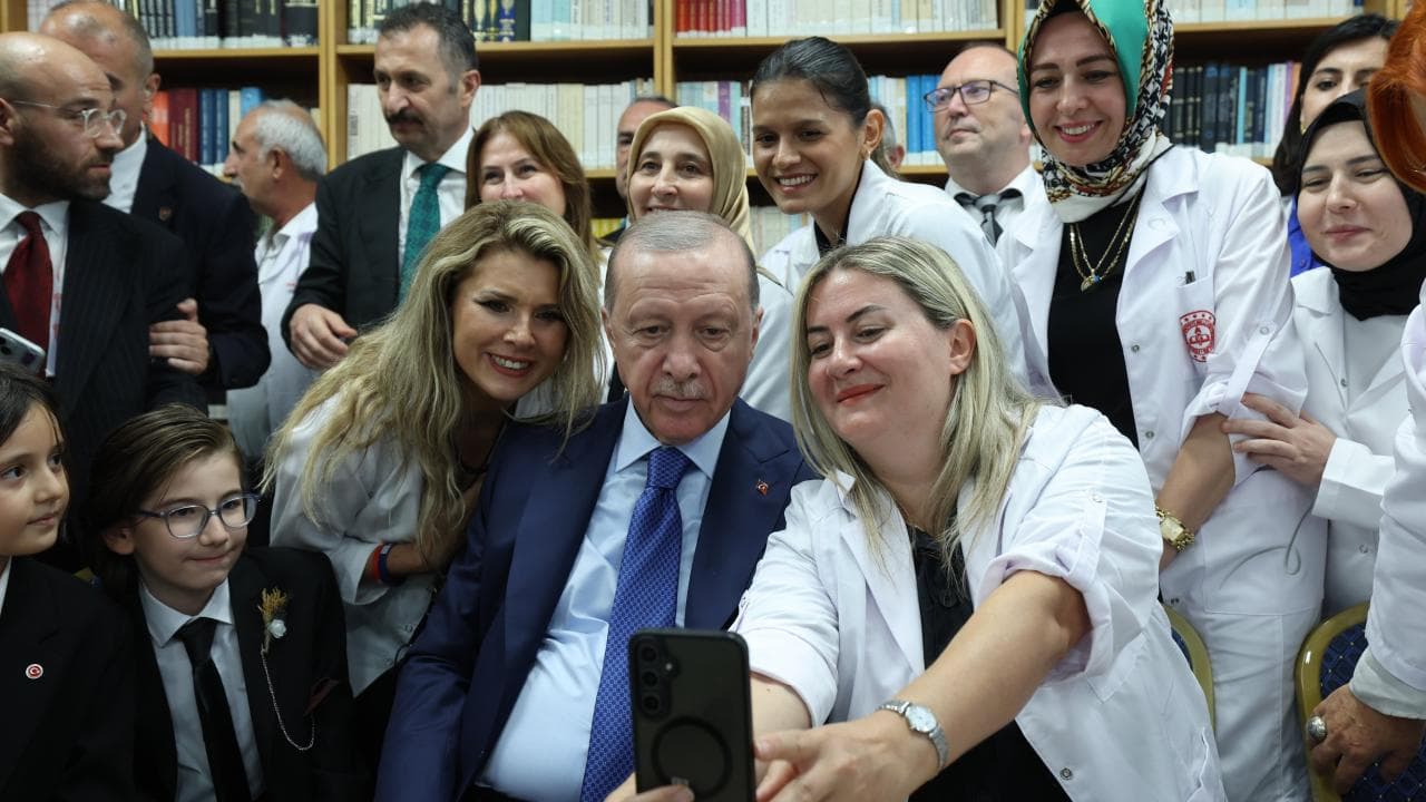 Cumhurbaşkanı Erdoğan, Gazi Anadolu Lisesi'nde öğretmen ve öğrencilerle bir araya geldi