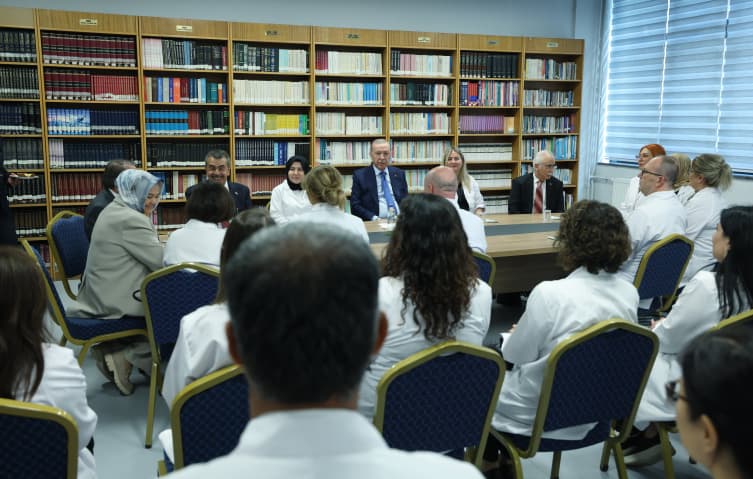 Cumhurbaşkanı Erdoğan, Gazi Anadolu Lisesi'nde öğretmen ve öğrencilerle bir araya geldi